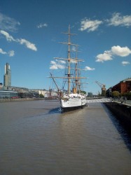 Fragata en Puerto Madero